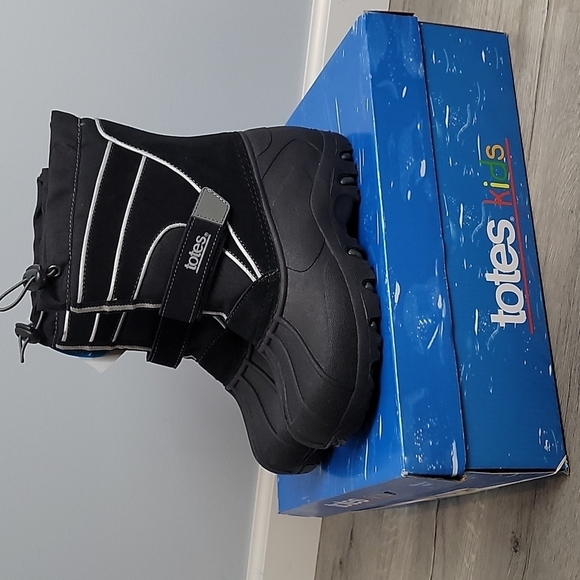 NEW TOTES Kids Boys Black WATERPROOF Winter Snow Boots size 4